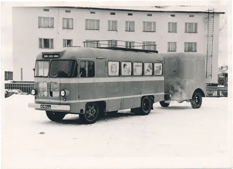 Rakvere rajooni teeninduskombinaadi Viru rändtöökoda. Foto: Virumaa Muuseum, RM F 392:4